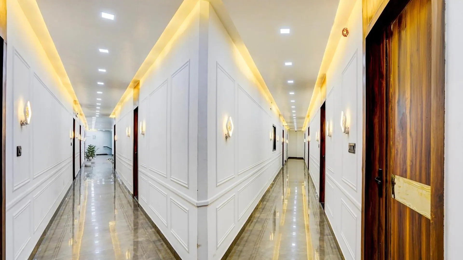 Hotel O R.N. Palace Nagla Dhimar India