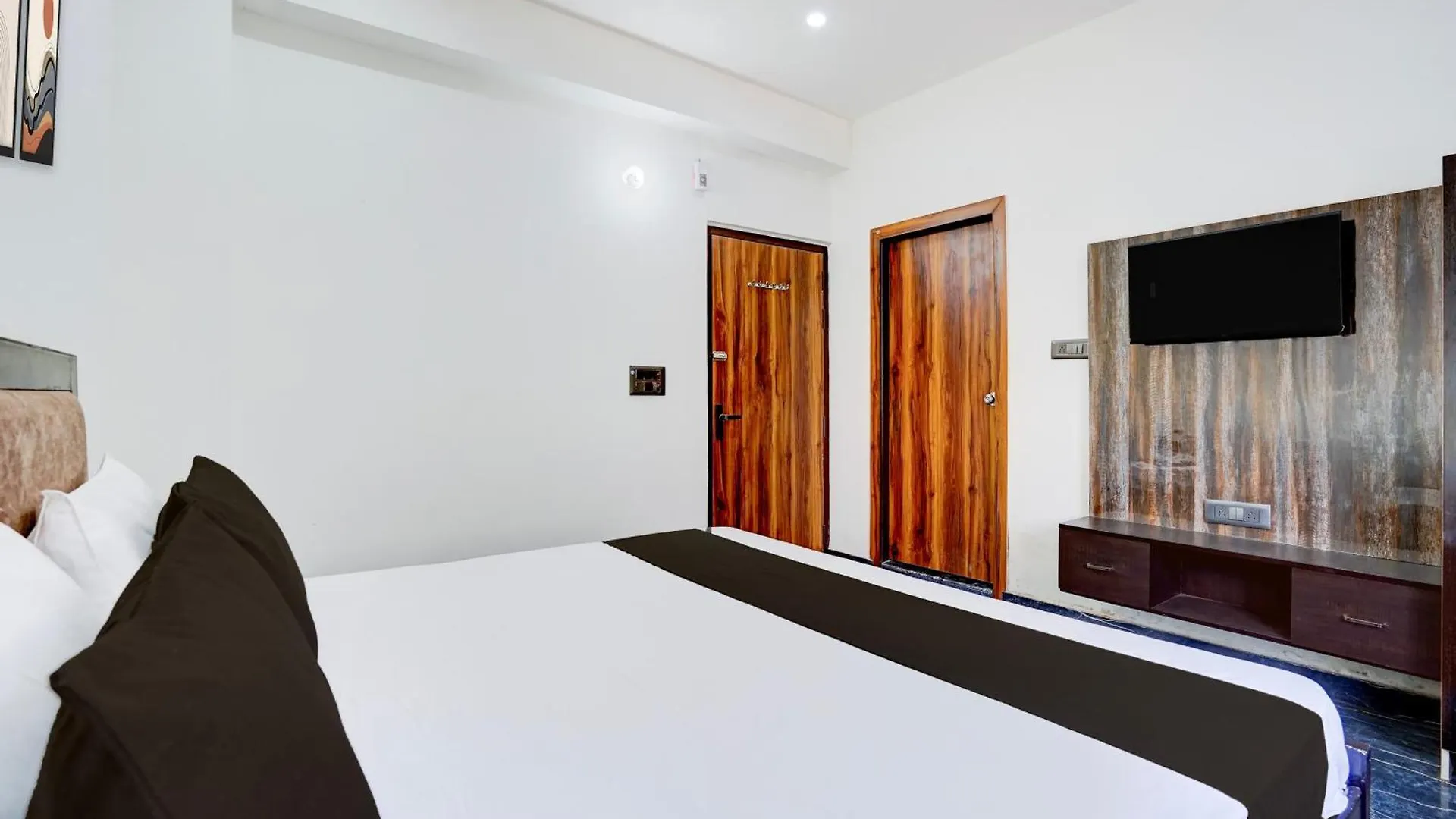 Hotel O R.N. Palace Nagla Dhimar